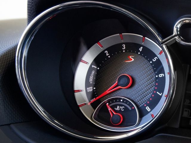Opel ADAM S S logolu devir göstergesi