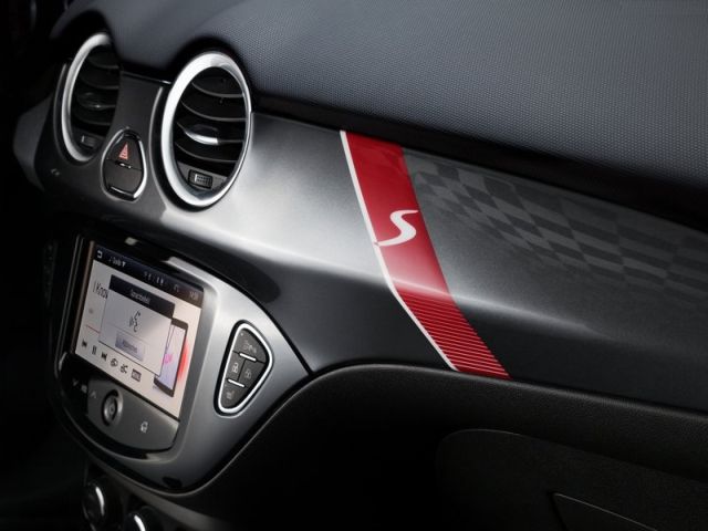 Opel ADAM S orta konsol ve S dekor ayrıntısı