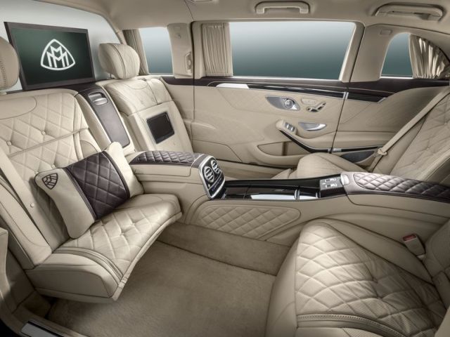 Mercedes-Maybach Pullman uzun gövde ve arka kapı görünümü