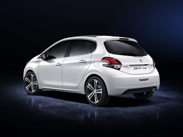 Peugeot 208 GT Line beyaz gövde arka üç çeyrek görünüm