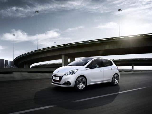 Peugeot 208 GT Line şehir yolunda ön üç çeyrek görünüm