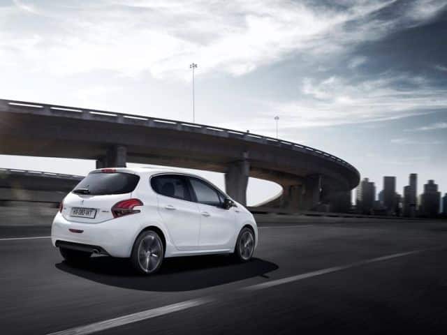 Peugeot 208 GT Line şehir yolunda arka üç çeyrek görünüm