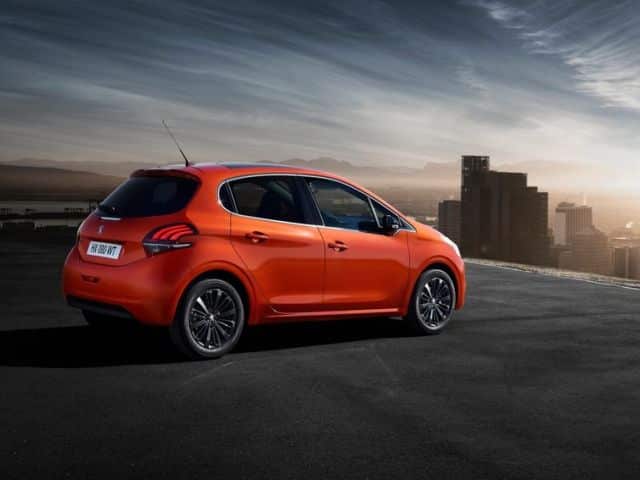 Peugeot 208 turuncu gövdeyle arkadan üç çeyrek görünüm