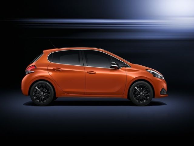 Peugeot 208 beş kapılı gövdenin yandan görünümü