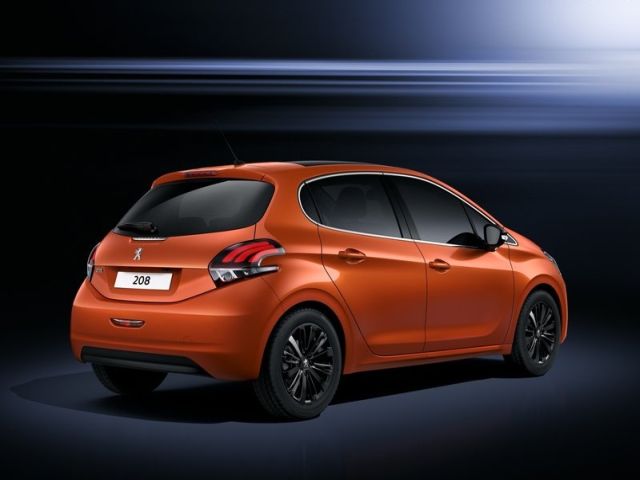 Peugeot 208 arkadan üç çeyrek stüdyo görünümü