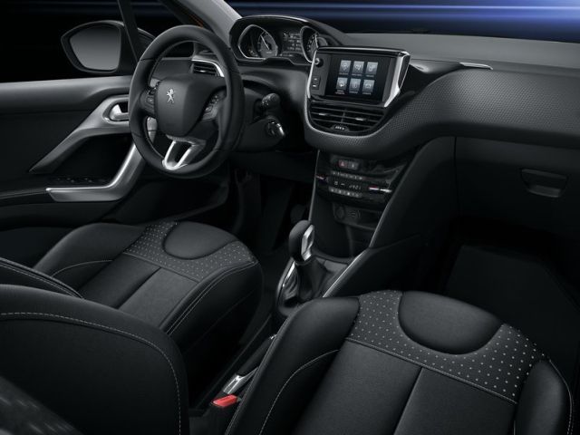 Peugeot 208 i Cockpit ön konsol ve koltuk görünümü