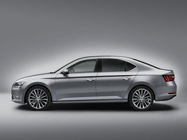 Skoda Superb yan profil görünümü