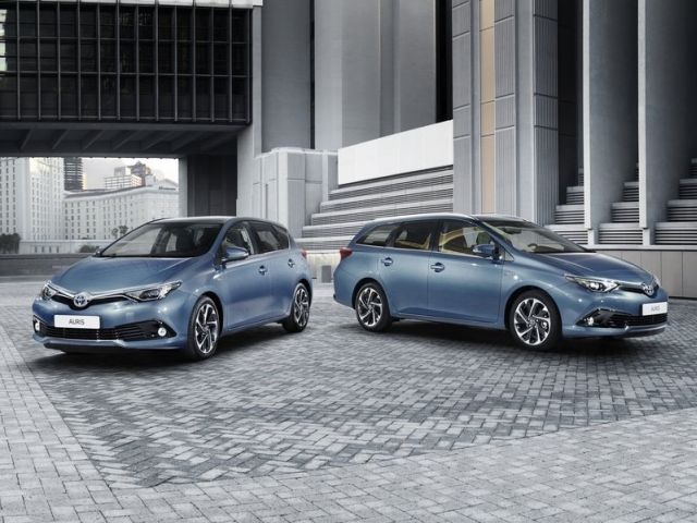 Toyota Auris makyajlı kasa hatchback ve Touring Sports
