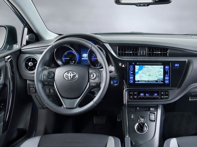 Toyota Auris Hybrid kokpiti ve orta konsolu