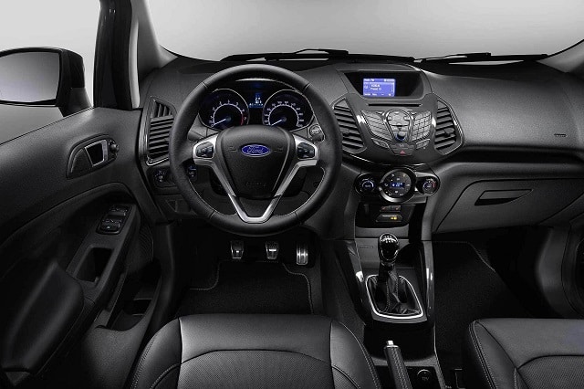 Ford EcoSport kabini ve orta konsol görünümü