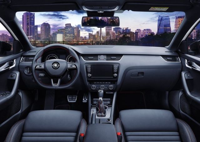 Skoda Octavia RS 230 kokpit ve orta konsol görünümü