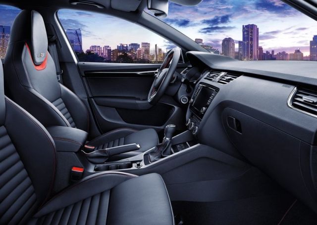 Skoda Octavia RS 230 ön spor koltukları ve iç mekan
