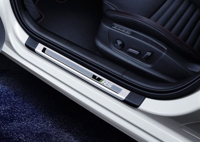 Skoda Octavia RS 230 RS logolu kapı eşiği detayı