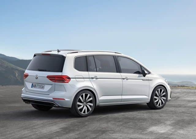 Volkswagen Touran arkadan üç çeyrek görünüm