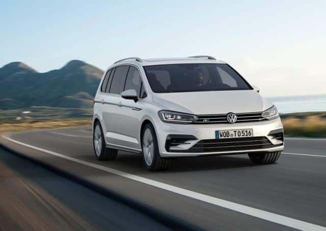 Volkswagen Touran sürüş halinde ön görünüm