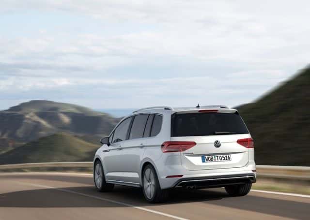 Volkswagen Touran sürüş halinde arka görünüm