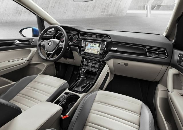 Volkswagen Touran ön kabin ve gösterge paneli