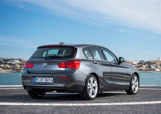 BMW 120d xDrive arka üç çeyrek görünüm