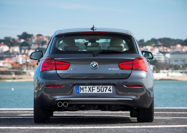 BMW 120d xDrive arka görünüm ve rozetler
