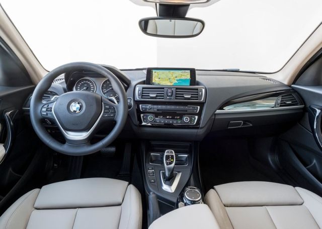 BMW 120d xDrive Urban Line kokpit ve iDrive ekranı