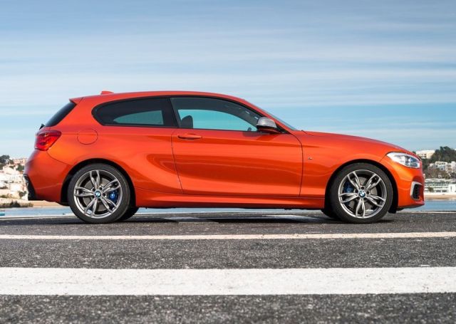 BMW M135i yan profil arşiv görseli
