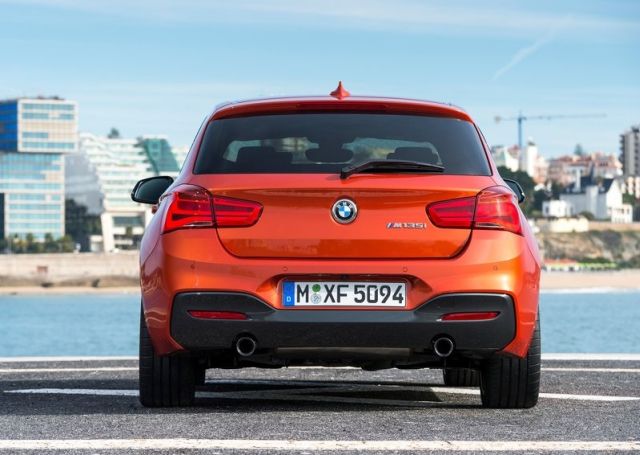 BMW M135i arka aydınlatma görünümü