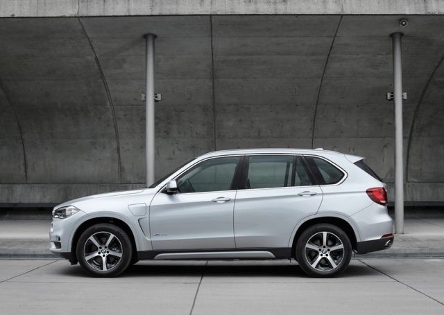 BMW X5 xDrive40e yandan görünüm ve ön çamurluk şarj kapağı