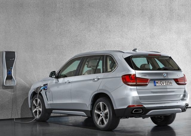 BMW X5 xDrive40e şarj bağlantısı ile görünüm