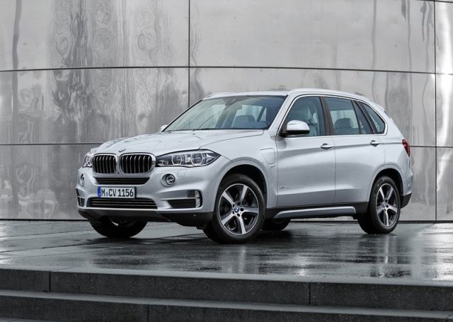 2016 BMW X5 xDrive40e ön üç çeyrek görünümü