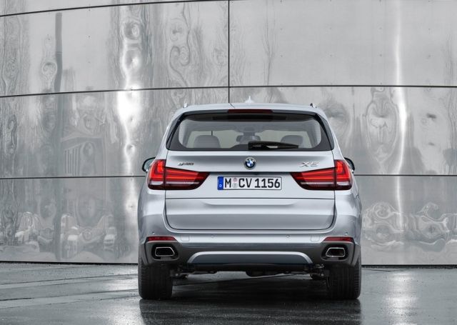 BMW X5 xDrive40e arkadan görünüm