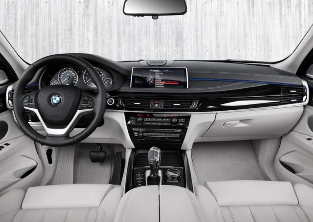 BMW X5 xDrive40e ön konsol ve sürücü kokpiti