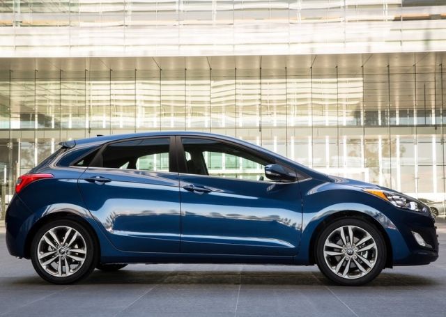 Hyundai Elantra GT yandan görünüm