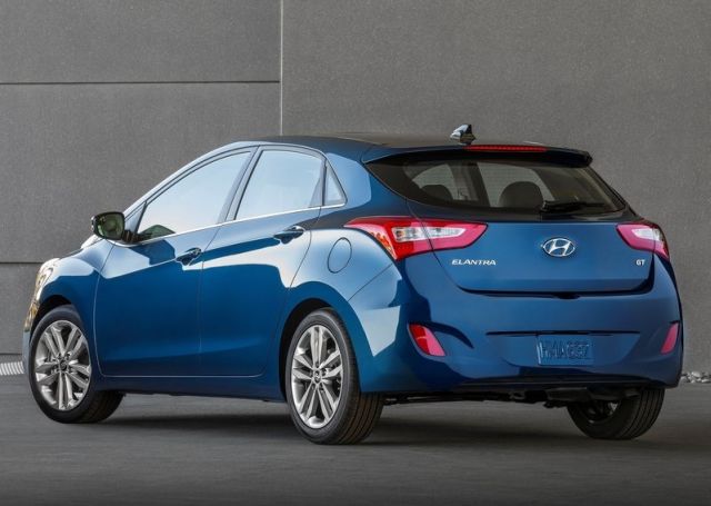 Hyundai Elantra GT arka üç çeyrek görünüm