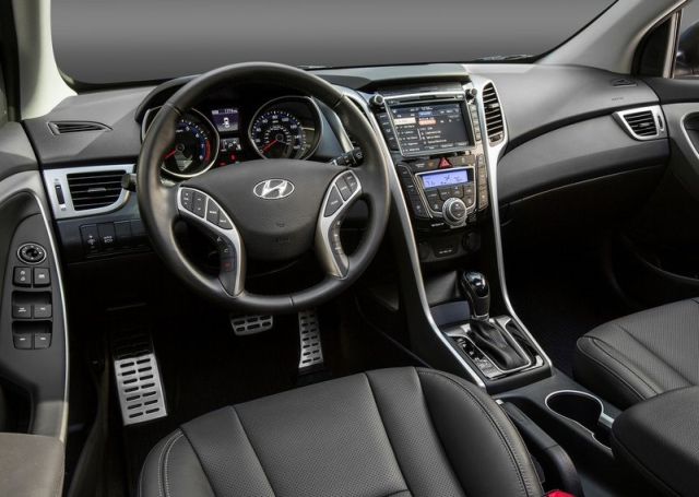 Hyundai Elantra GT kokpit ve orta konsol