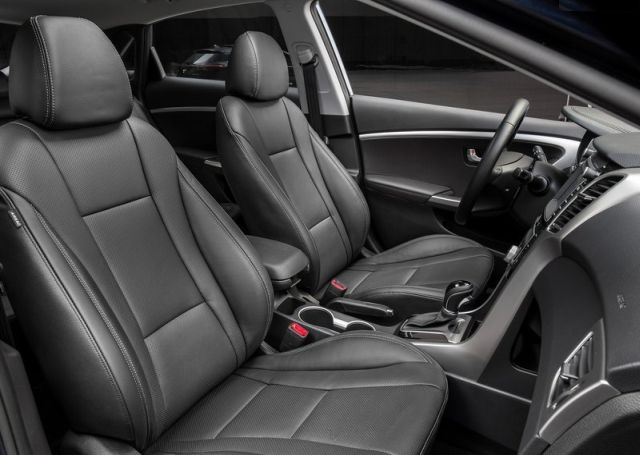 Hyundai Elantra GT ön koltuklar ve kabin