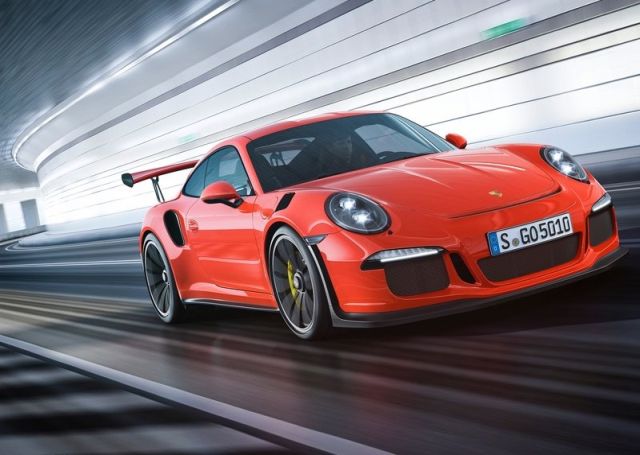 Porsche 911 GT3 RS ön üç çeyrek hareket görünümü