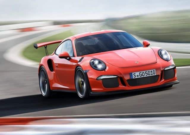 Porsche 911 GT3 RS pist üzerinde ön görünüm