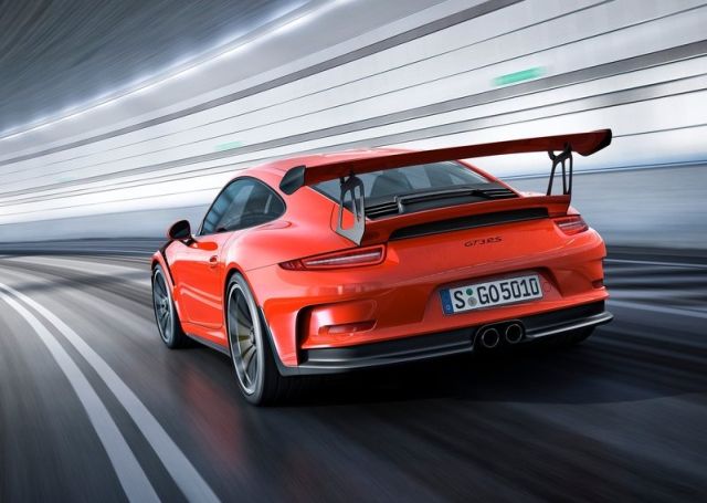 Porsche 911 GT3 RS arka hareket görünümü
