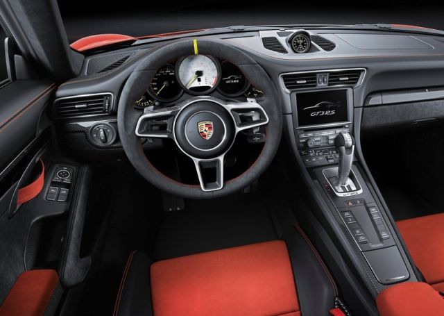Porsche 911 GT3 RS direksiyon ve kokpit görünümü