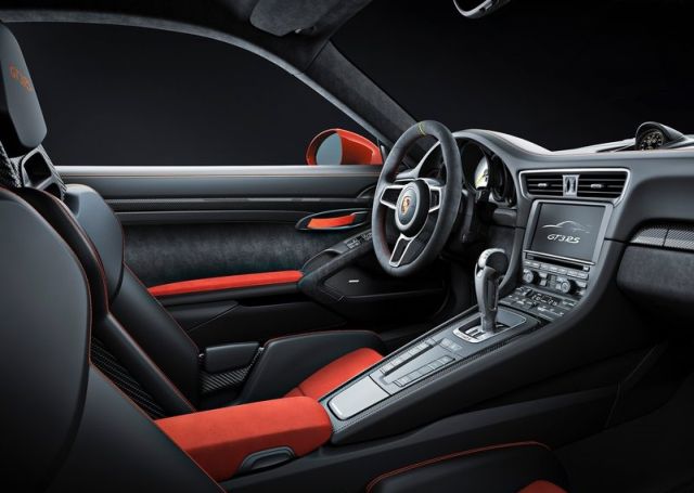 Porsche 911 GT3 RS kabin ve spor koltuk görünümü