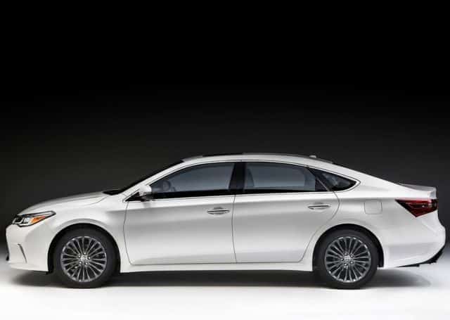 Toyota Avalon yandan sedan gövde görünümü