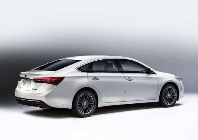 Toyota Avalon arka üç çeyrek görünümü