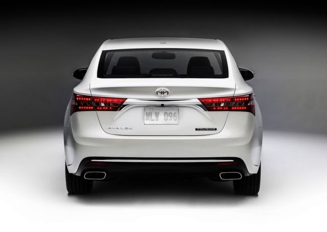 Toyota Avalon arka tasarım ve LED stop lambaları