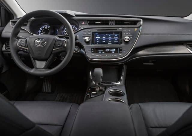 Toyota Avalon iç mekan gösterge paneli ve orta konsol