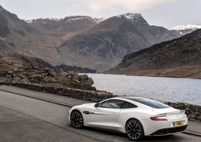 Vanquish Carbon White karbon fiber dış detayları