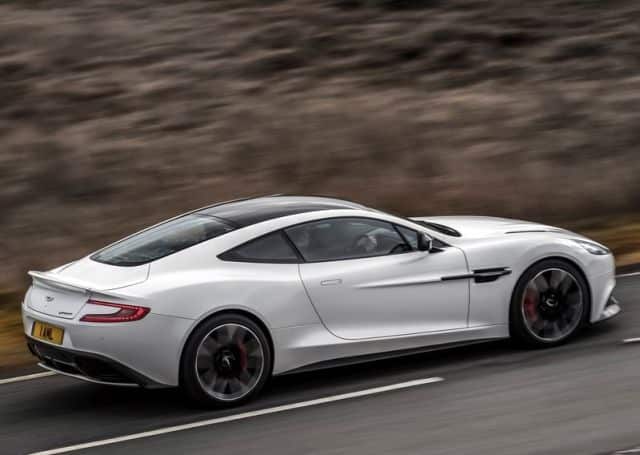ASTON MARTIN VANQUISH CARBON WHITE