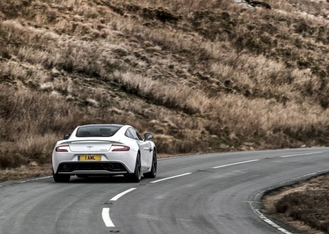 Aston Martin Vanquish Carbon White Coupe gövde detayı