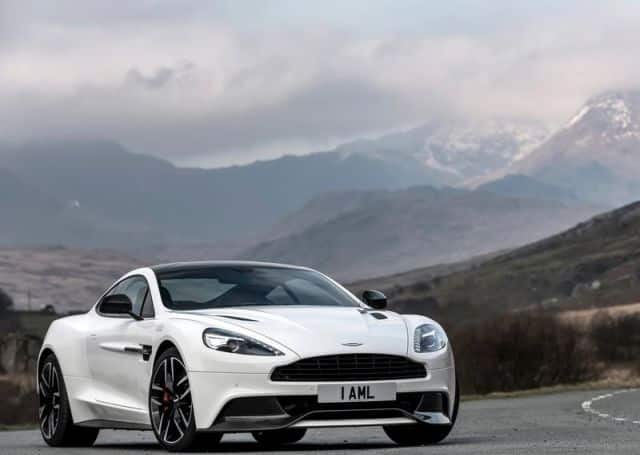 Aston Martin Vanquish Carbon White dış tasarım görünümü
