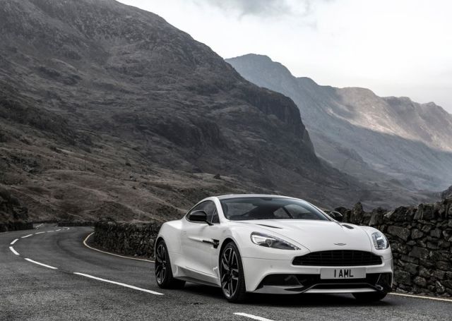 Vanquish Carbon White beyaz gövde ve siyah detaylar