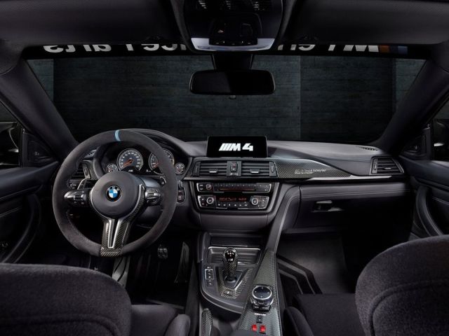 BMW M4 MotoGP güvenlik aracı Recaro yarış koltuklu iç mekan